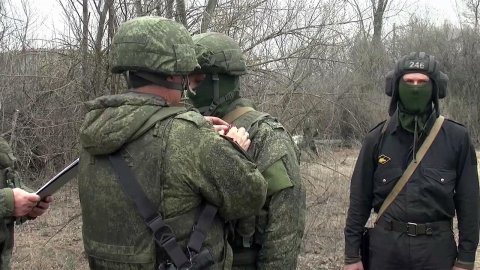 Отличившимся в ходе спецоперации на Украине танкистам и мотострелкам вручили госнаграды