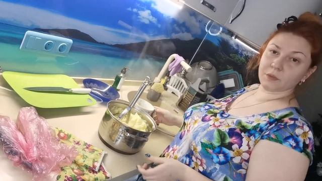 Стол!Отбивные ?, картофельное пюре ?, лапша ?, скумбрия жареная в духовке, бутерброды с фарелью ?! смотреть онлайн