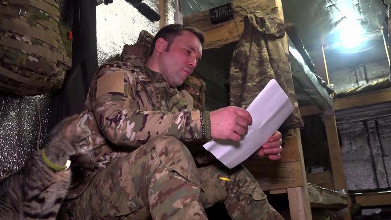 Письма с поддержкой и желание одно на всех - вернуться с победой: канун Нового года на передовой.