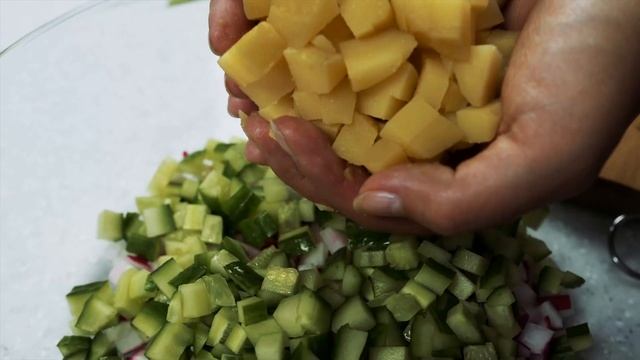 Окрошка на квасе. Окрошка на кефире. Russian okroshka