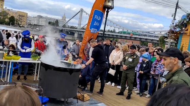 100 л «городской» ухи сварит Константин Ивлев на фестивале «Рыбная неделя» в Москве Уха старорусска смотреть онлайн