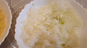 Картофель с мясом, запечённая в духовке под сметанно-сырным соусом.