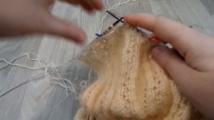 Ажурная горловина укороченными рядами без отрыва нити для левой и правой стороны. Вяжем спицами