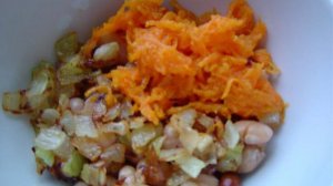 Салат из фасоли, моркови, яиц и лука