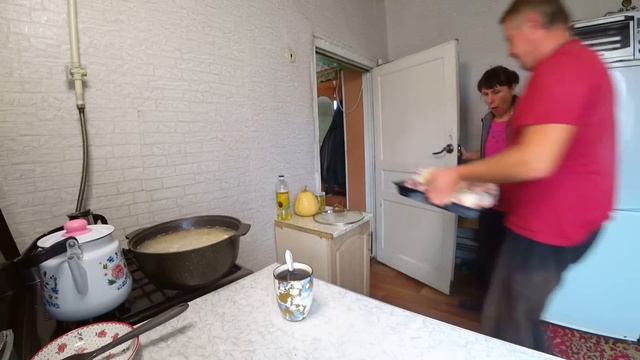 Достали пол тушки свиньи