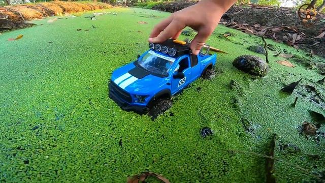 Дети и Машинки игрушки - играем в машинки на бездорожье. Манкиту смотреть онлайн