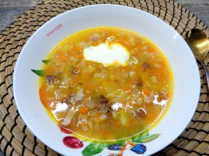 Рассольник с маринованными сливами и яблоком. Пикантное первое блюдо.