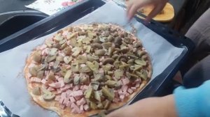 Пицца с грибами, колбасой и помидорами Pizza with mushrooms, sausage and tomatoes