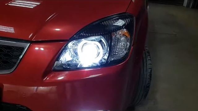 Kia Rio с ангельскими глазками BMW F и линзами Koito. смотреть онлайн