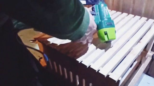???Сборка дадановских гнездовых рамок на 300. Натяжка проволоки степлером. смотреть онлайн