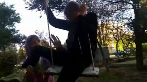 Как правильно залазеть на качелю (и дерево)