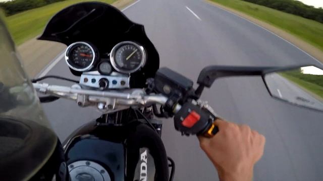 Honda CB400SF vs Suzuki SV400 [TOP SPEED] смотреть онлайн