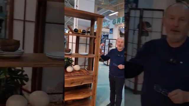 Новинка: необычный стеллаж из массива дуба