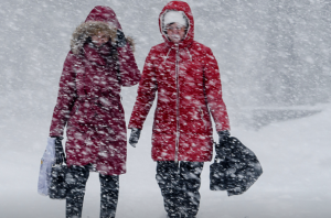 Сугробы выросли до второго этажа: Сахалин завалило снегом