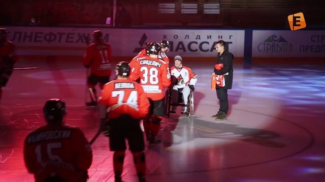 Добрые кадры. Хоккеисты "Шахтера" дарят праздник болельщику-колясочнику смотреть онлайн