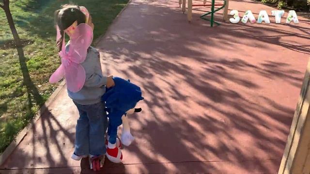 Тур по двору, где я живу. Фонтан и карусели во дворе#zlatavlog #игрушки #распаковка смотреть онлайн