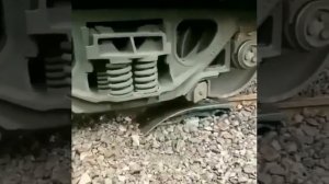 Как ставят поезд на рельсы