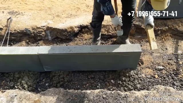 Установка  дорожного бордюра с бетонированием .