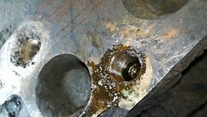 Mercedes Actros сломаны болты крепления генератора стоит в другом месте возвращаем