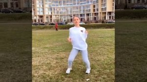 Это девочка с картинке. Dancer
