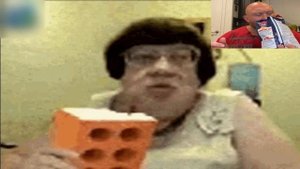 Бабка ест кирпич АХАХАХАХАХАХА