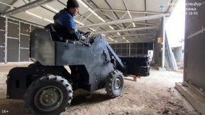 Мини погрузчик в работе с вилами