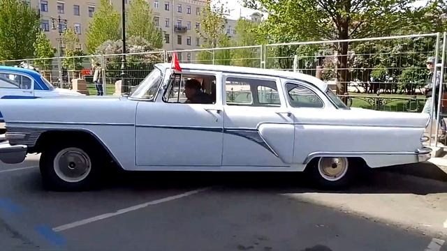 КАВЗ-3270. Качество советского автопрома. Помялись только бампера. Ретро-парад. Санкт-Петербург. смотреть онлайн