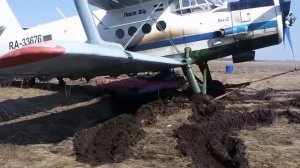 Башкирские авиалинии "Кукурузник" Самолет АН-2 ЧП в поле. АН-2 застрял в грязи вытаскивали с JСB