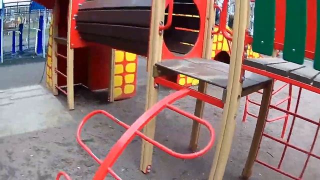 Паркур На Площадке | Помог брату！ смотреть онлайн