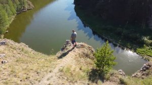 Я стою на краю, на обрыве над рекой...