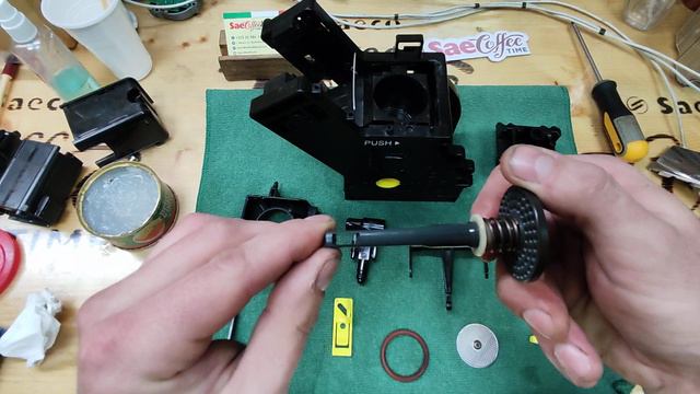 Техническое Обслуживание Заваривающего Устройства Кофемашины Saeco, Philips.