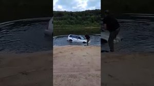 Субару рулит! Не утонул-выехал из реки красавчик