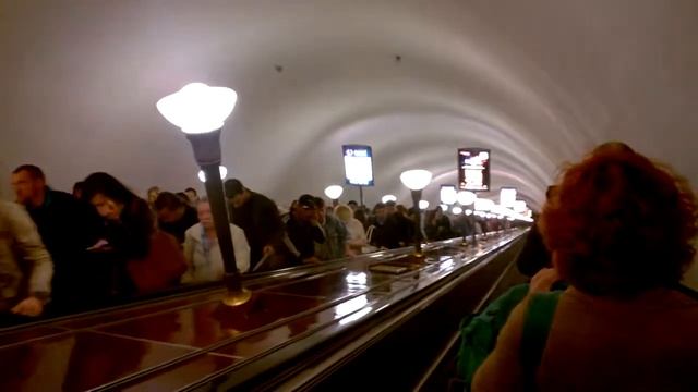 Санкт-Петербург. Спуск на станцию метро Чернышевская, 13.07.2016, 8:44 смотреть онлайн