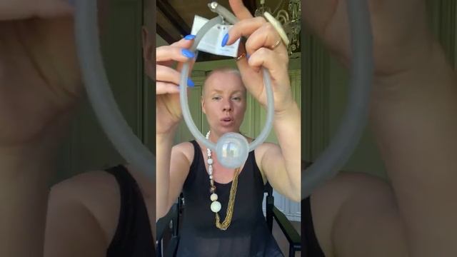 Белые летние украшения из муранского стекла: с чем носить и как сочетать?