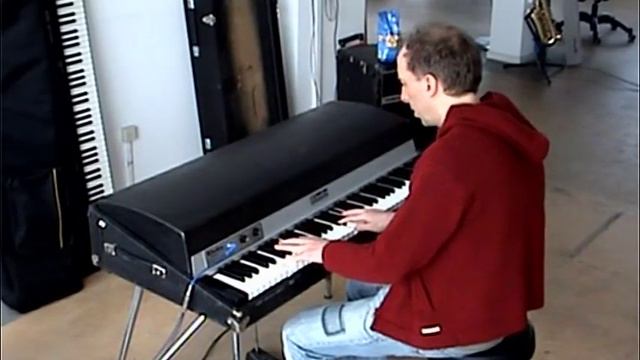 Karel Boehlee plays his newly refurbished 1971 Fender Rhodes смотреть онлайн