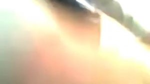 Сумасшедший пацан ломает парту