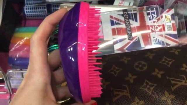 Как я совершаю осознанные покупки. ПРОЦЕСС. Выбор расчески Tangle Teezer в магазине ПОДРУЖКА➤Шоппин смотреть онлайн