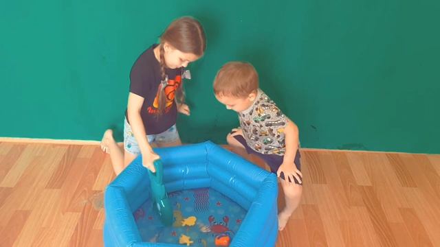 Акула ловит рыбок ОБЗОР ИГРУШЕК с Ульяной и Ромой смотреть онлайн