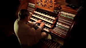 XAVER VARNUS PLAYS BACH'S TOCCATA & FUGUE IN THE BERLINER DOM