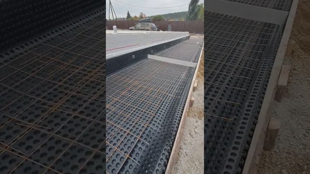 УТЕПЛЕННАЯ ОТМОСТКА ИЗ БЕТОНА. ОСТАЛОСЬ ЗАБЕТОНИТЬ!