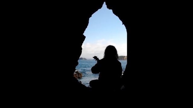 Landslide - Strummin' Jen in a Cave - yet again! with her Mainland Soprano Ukulele смотреть онлайн