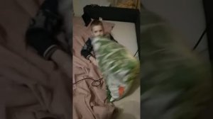 Челендж с подушкой. Может ли шестилетний ребенок залезть в подушку