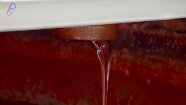 Процесс массового производства корейской пасты чили в огромных масштабах.