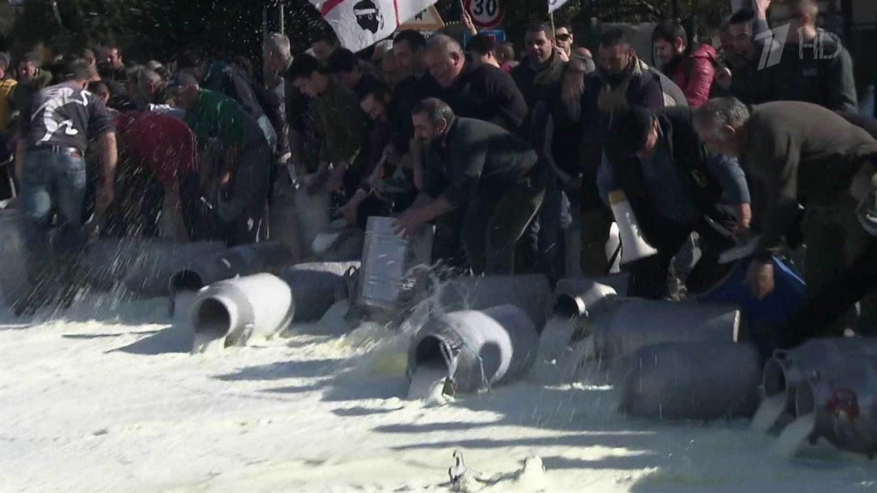 Фермеры Сардинии, недовольные снижением закупочных цен, вылили на трассу тысячи литров молока