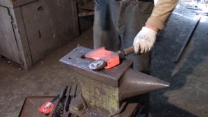 КОВКА ТОПОРА И СТАРЫЙ ДЕДОВСКИЙ СПОСОБ
