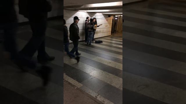 Грузинская песня. Поют молодые грузины и просто прохожие в переходе метро