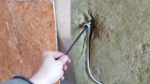 Электропроводка в деревянном доме стальными трубами.