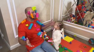 Лиза и папа играют с лего / lego hands
