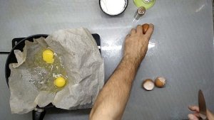 Жаренные яйца на пергаменте ( эксперимент )