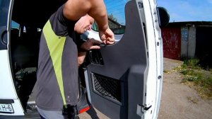 как снять обшивку задней двери Мерседес - Спринтер